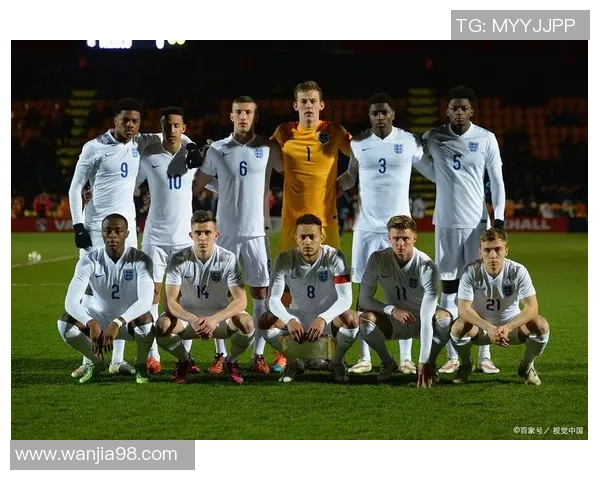 国际足球明星齐聚一堂热情鼓掌展现团结精神与友谊风采 国际足球明星齐聚一堂热情鼓掌展现团结精神与友谊风采